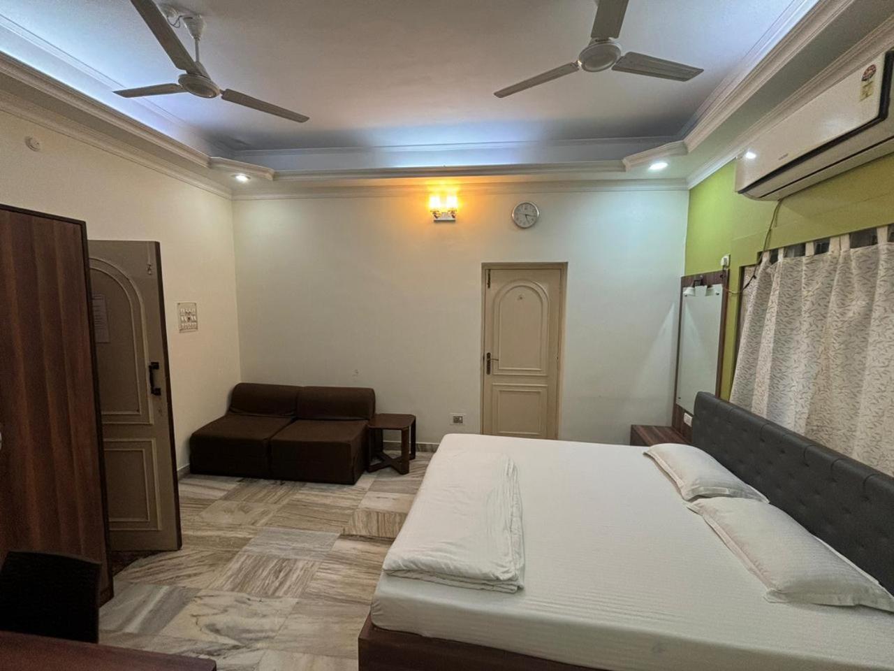 Om Sai Villa Guesthouse Calcutta Buitenkant foto