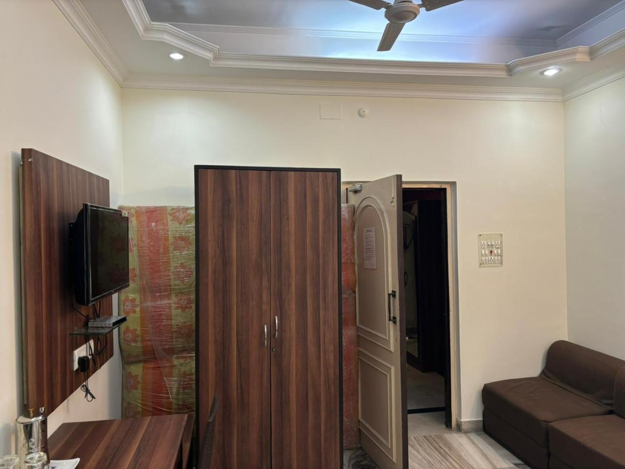 Om Sai Villa Guesthouse Calcutta Buitenkant foto