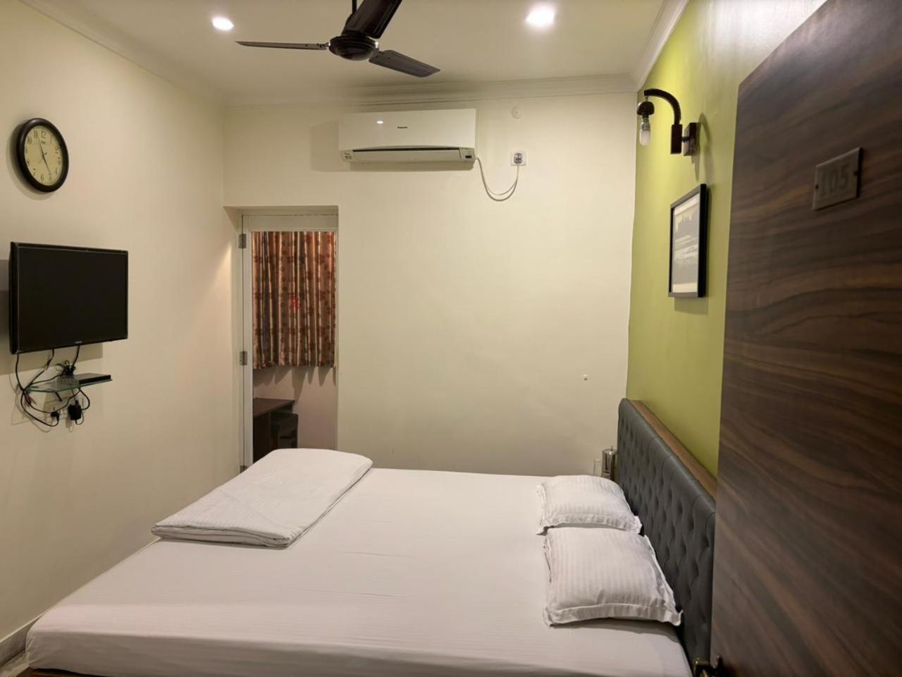 Om Sai Villa Guesthouse Calcutta Buitenkant foto