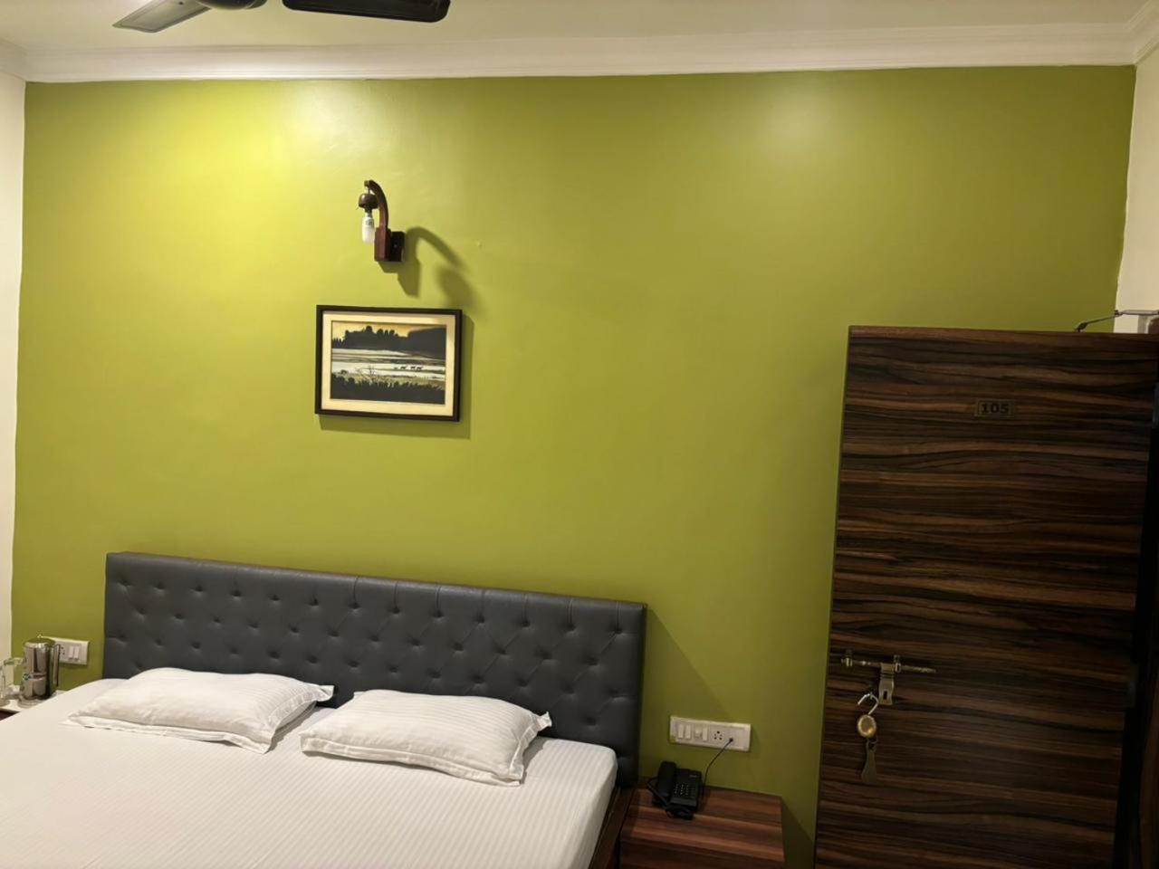 Om Sai Villa Guesthouse Calcutta Buitenkant foto