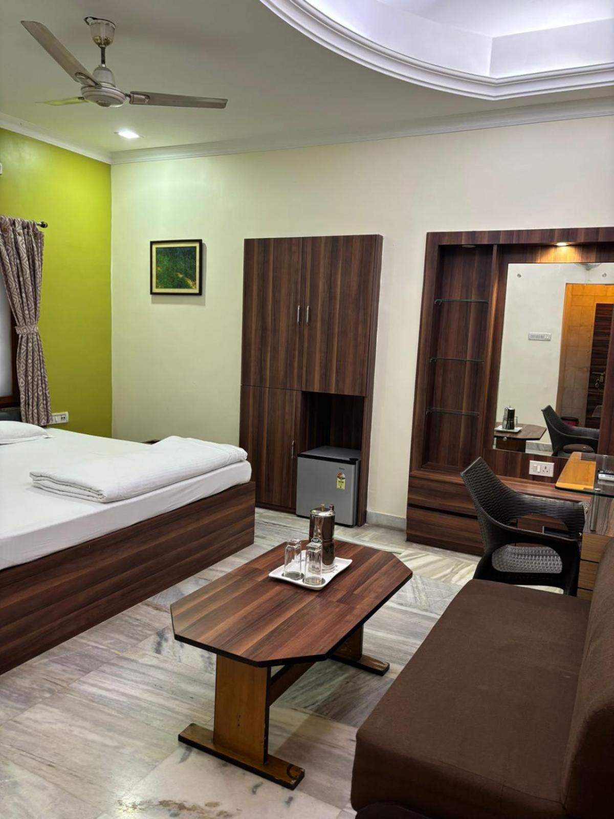 Om Sai Villa Guesthouse Calcutta Buitenkant foto