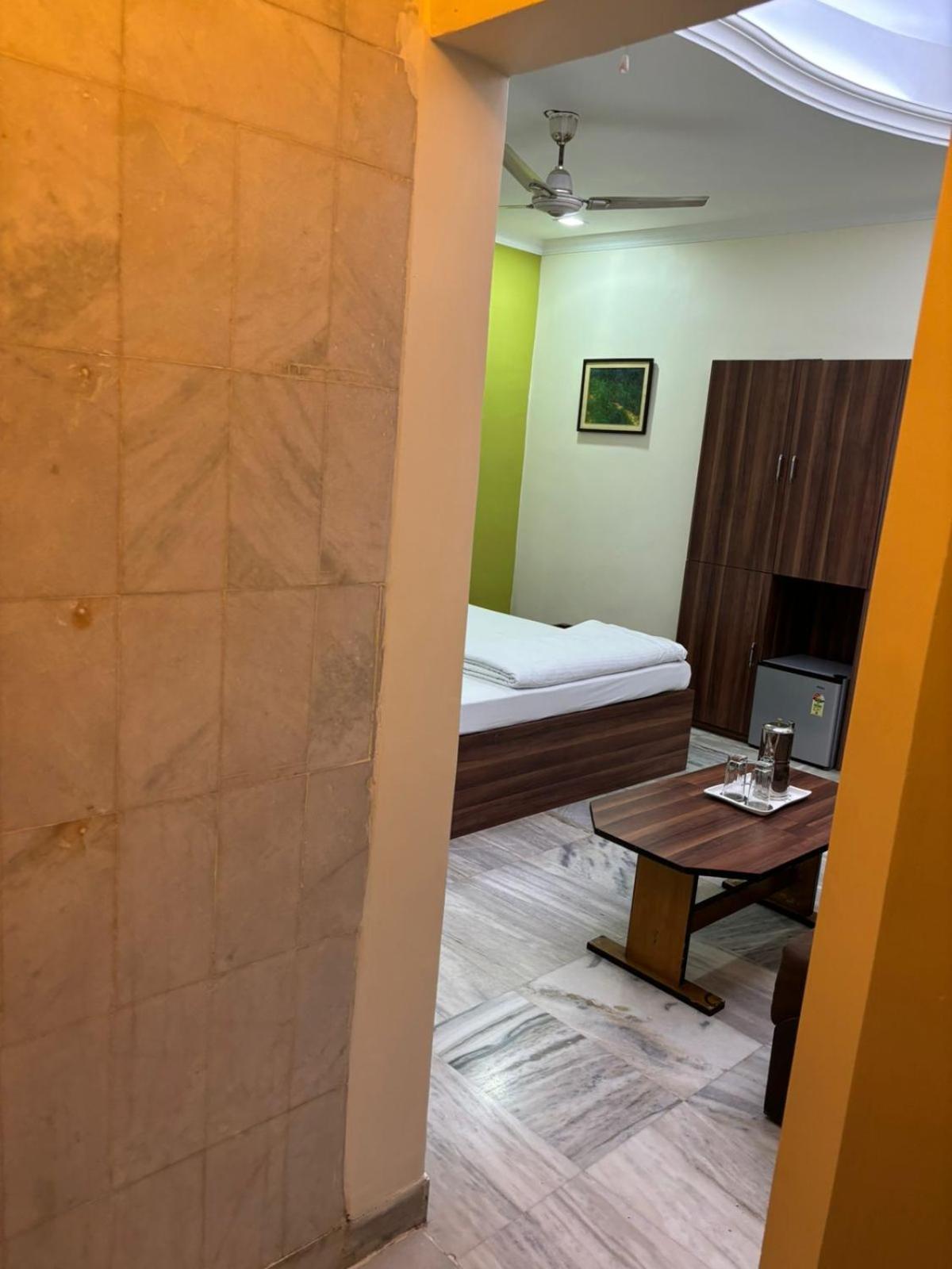 Om Sai Villa Guesthouse Calcutta Buitenkant foto